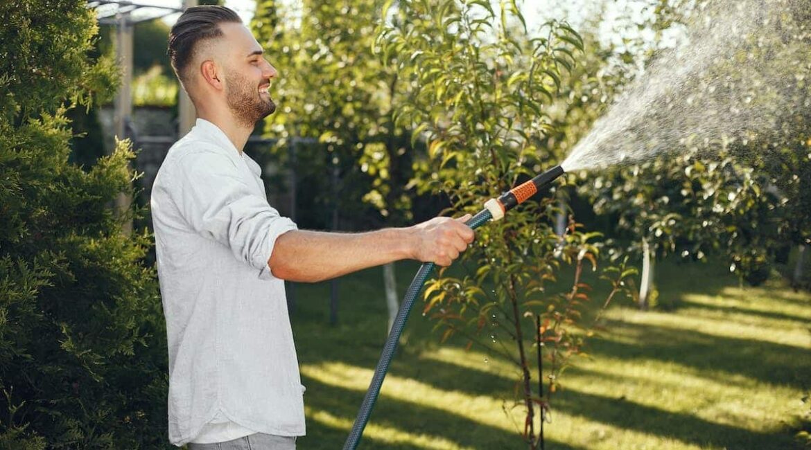 découvrez nos conseils pratiques pour un arrosage efficace de votre jardin durant l'été. apprenez à choisir les meilleures techniques et à optimiser l'utilisation de l'eau pour garantir des plantes en pleine santé sous le soleil.