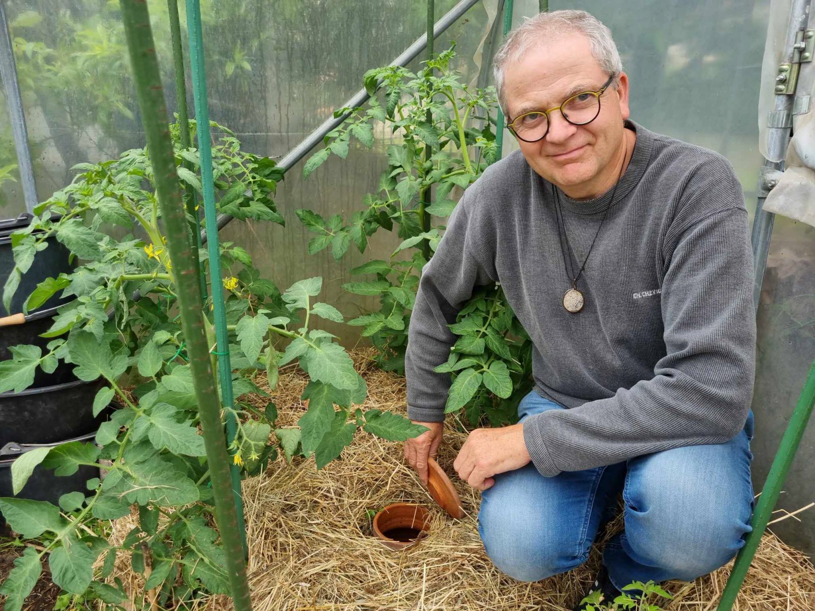 découvrez les avantages des oyas pour l'arrosage des tomates : une méthode d'irrigation efficace et économique qui préserve l'humidité du sol, favorise une croissance saine des plantes et réduit le gaspillage d'eau. parfait pour les jardiniers soucieux de préserver l'environnement et d'optimiser leurs récoltes.