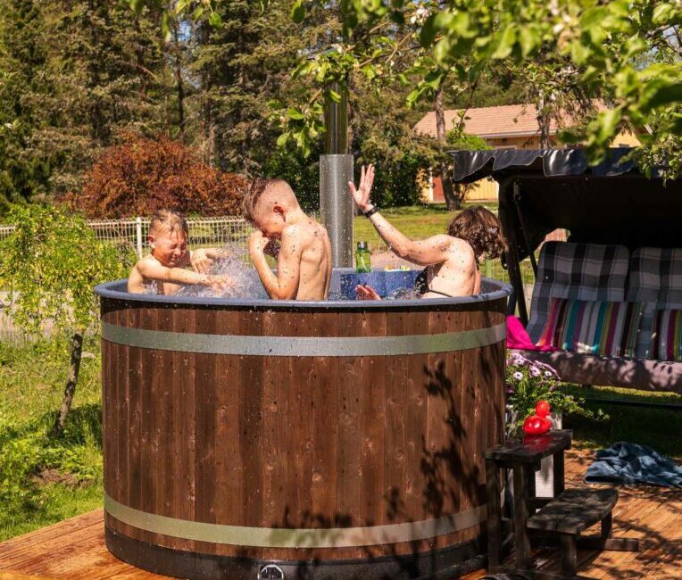 découvrez le plaisir d'un bain nordique dans votre jardin, un espace de détente et de bien-être pour profiter de moments relaxants en pleine nature. transformez votre extérieur en un havre de paix grâce à ce bain séduisant.