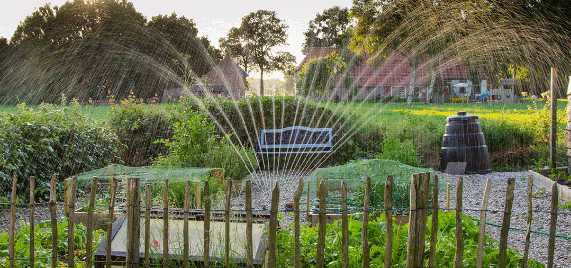 découvrez les meilleures méthodes d'arrosage pour votre jardin afin d'optimiser la santé de vos plantes. apprenez à choisir entre arrosage goutte à goutte, aspersion ou arrosage manuel, tout en tenant compte des besoins spécifiques de votre jardin.
