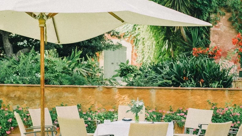 découvrez des astuces pratiques pour préserver votre jardin lors des périodes de canicule. apprenez à arroser efficacement, à protéger vos plantes du soleil et à maintenir un sol sain pour garantir la vitalité de votre espace vert même sous la chaleur intense.