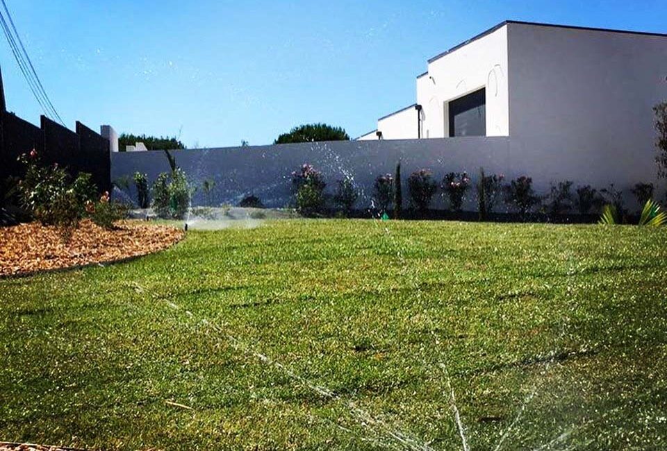 découvrez nos services d'arrosage pour les espaces verts à bordeaux. optimisez l'entretien de vos jardins et espaces extérieurs avec des solutions adaptées et écologiques. contactez-nous pour un devis personnalisé.