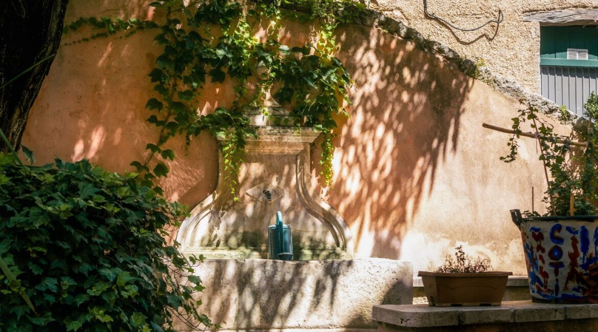 découvrez nos solutions pratiques et efficaces d'arrosage pour vos balcons et terrasses. assurez une croissance optimale de vos plantes tout en économisant de l'eau grâce à nos conseils et outils adaptés. transformez votre espace extérieur en un jardin luxuriant!