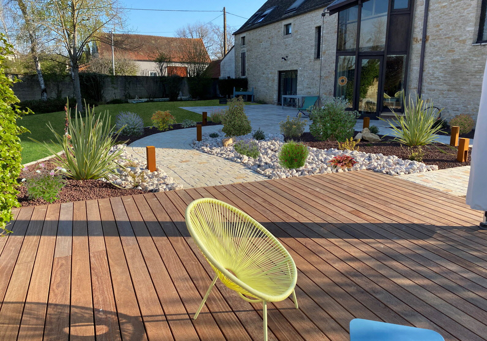 découvrez les meilleures astuces d'arrosage et d'entretien pour votre potager en août. maximisez vos récoltes grâce à nos conseils pratiques et adaptés aux besoins de vos plantes en plein été.