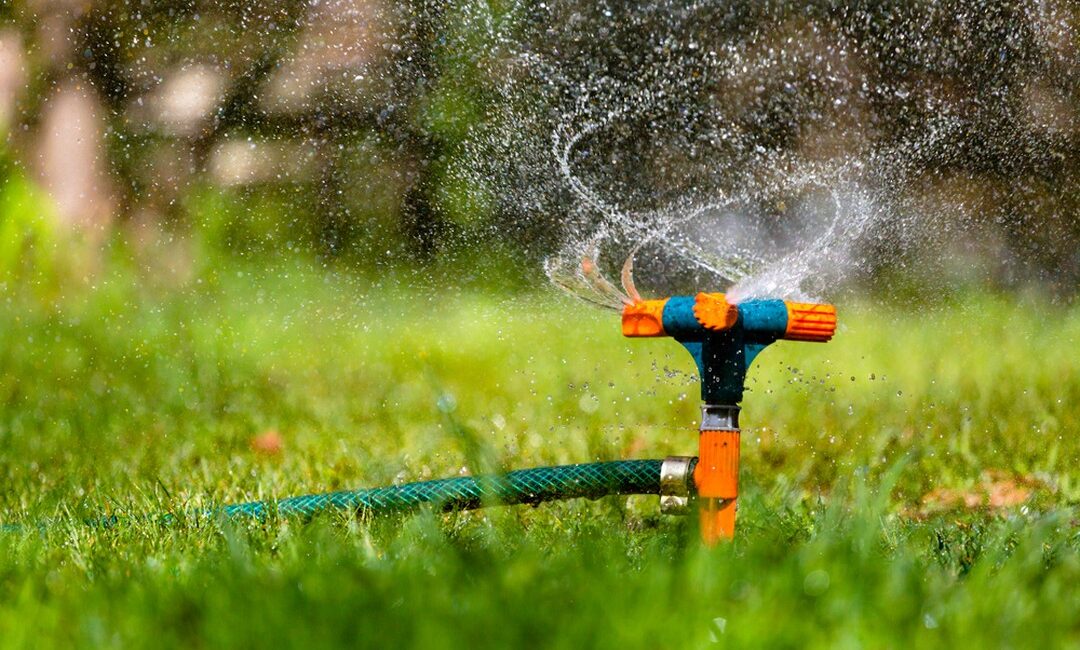 découvrez comment mettre en place une irrigation de jardin responsable pour économiser l'eau, préserver l’environnement et assurer la santé de vos plantes grâce à des techniques écologiques et efficaces.