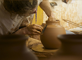 découvrez comment les oyas allient esthétisme et économie d'eau au jardin. adoptez cette solution écologique pour des plantations belles et respectueuses de l’environnement !
