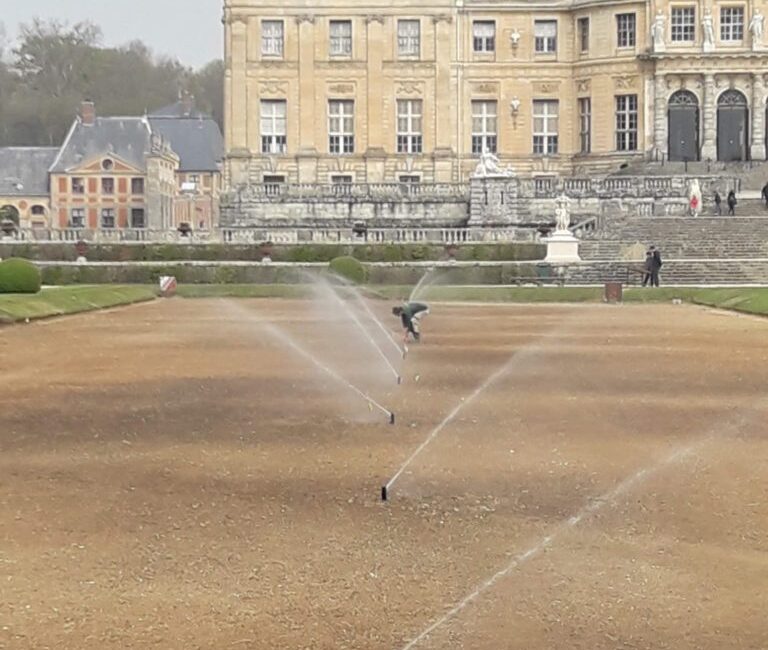 découvrez les meilleures pratiques d’arrosage automnal pour entretenir votre jardin avant l’hiver. conseils, astuces et fréquences idéales pour préserver la santé de vos plantes durant l’automne.