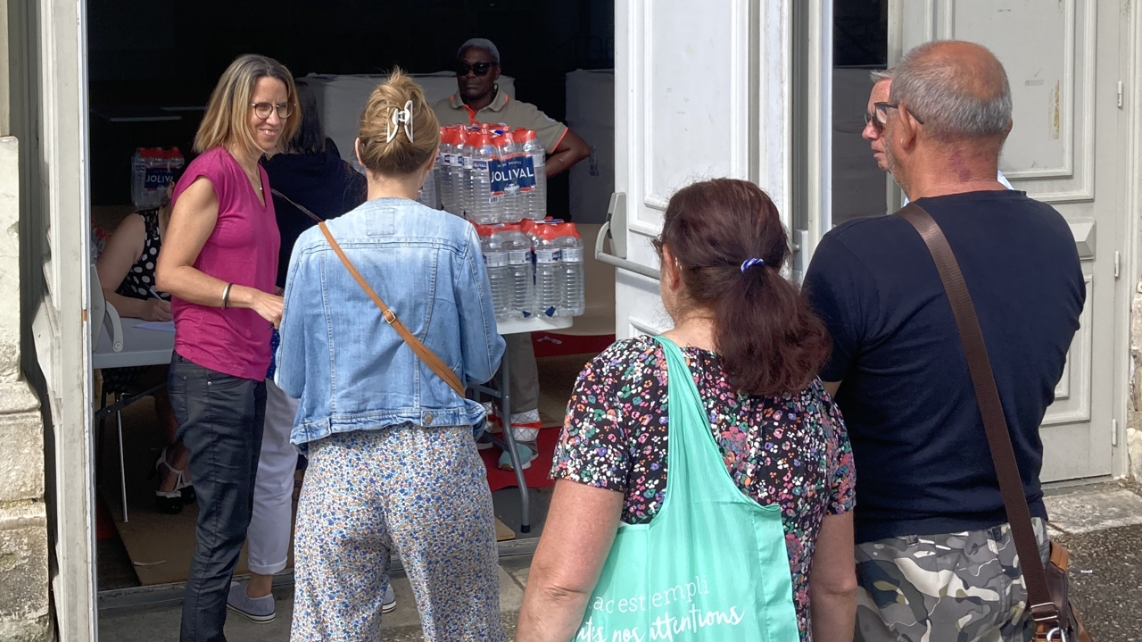 à hamilton, les habitants se retrouvent privés d'eau potable suite à des travaux, provoquant une interruption temporaire de l'approvisionnement en eau.