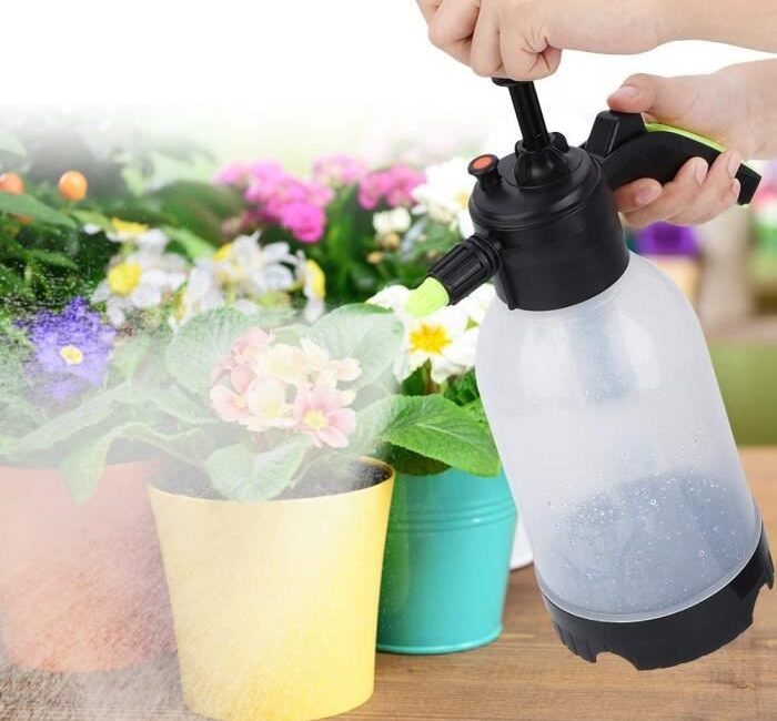 louche d'arrosage plastique légère, idéale pour un arrosage facile et précis de votre jardin. pratique et résistante, parfaite pour entretenir vos plantes avec soin.