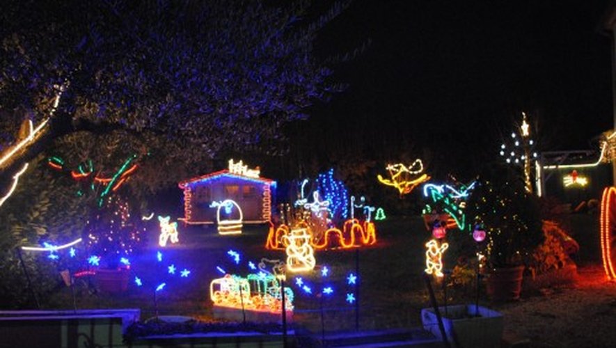 découvrez un jardin enchanteur illuminé par une lumière douce et chaleureuse, créant une atmosphère magique pour vos soirées en plein air.