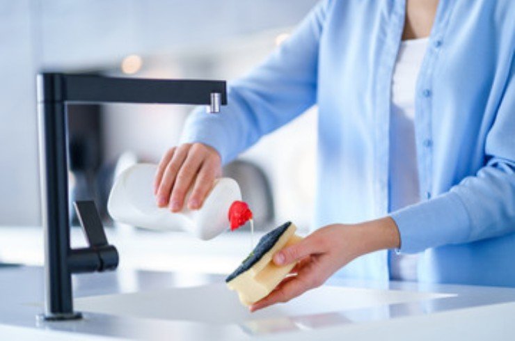 découvrez une méthode efficace pour prévenir la pelouse jaunie avant l'été et garder votre gazon vert et en bonne santé toute la saison.