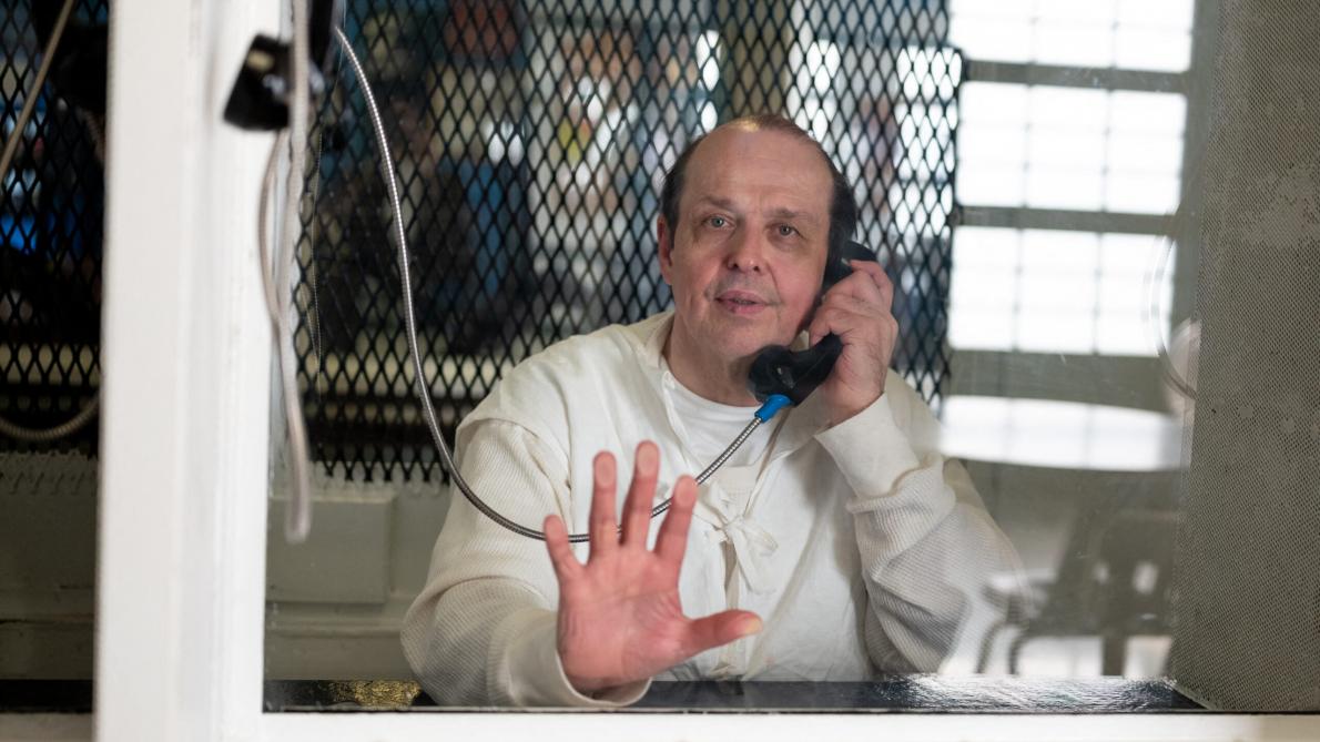 découvrez pourquoi arroser votre pelouse le soir peut la rendre terne et apprenez les bonnes pratiques d'arrosage pour une pelouse verte et en bonne santé.